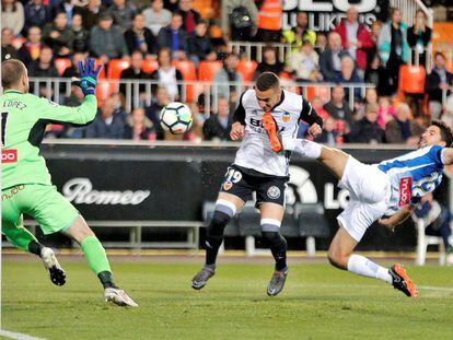 Rodrigo Moreno cabecea para marcar el gol del Valencia ante el Espanyol.