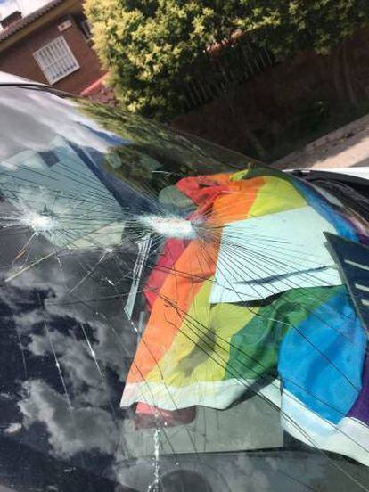 Parabrisas de un coche destrozado en Rivas.