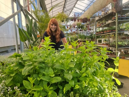 Mar Alonso surrounded by plants in the JM Escolar nursery in Fuenlabrada (Madrid).