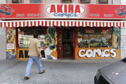 Un hombre se dirige a la tienda de cómics Akira Cómic, en Madrid, que acaba de ser reconocida como la mejor tienda de cómic del mundo, en un premio compartido con el comercio canadiense The Dragon, que otorga la feria Comic-con de San Diego (EE.UU.).