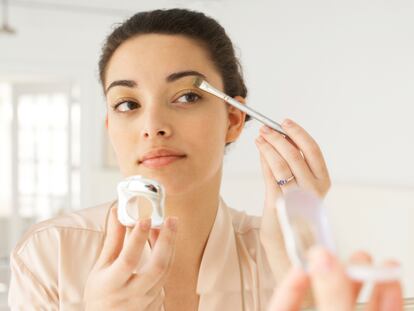 Incluye un manual de instrucciones que explica el uso de cada brocha de maquillaje. GETTY IMAGES.