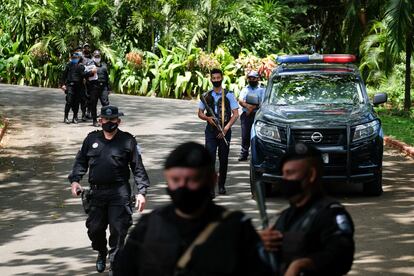 La policía nicaragüense rodea la casa de la líder opositora Cristiana Chamorro.