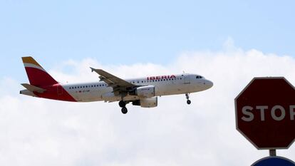 Un avión de Iberia sobrevuela el aeropuerto de El Prat (Barcelona) antes de aterrizar.