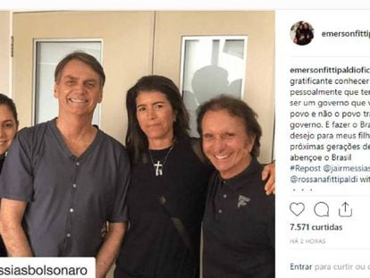 Michelle y Jair Bolsonaro (izquierda) reciben en el hospital la visita de Rossana y Emerson Fittipaldi. 