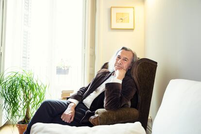 Fernando Beltrán, poeta, fotografiado en su casa de Madrid el 5 de marzo de 2024.