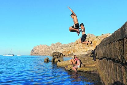 Zambullida en cala Barques, en Cala Sant Vicenç, a siete kilómetros del pueblo de Pollença, en la costa noreste de Mallorca. Al fondo, la sierra del Cavall Bernat. 