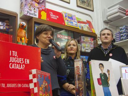 La directora general de Pol&iacute;tica Ling&uuml;&iacute;stica, Yvonne Griley (centro), en la presentaci&oacute;n de &#039;I tu, jugues en catal&agrave;?&#039;.