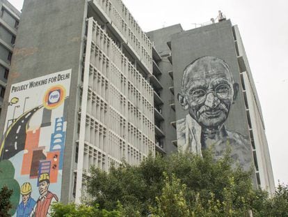 El mural de Mahatma Gandhi en la Jefatura Central de la Policia de Nueva Delhi.