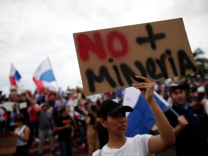 Una manifestante sostiene un letrero con la frase "No + minería", durante una protesta en Ciudad de Panamá, el pasado 25 de octubre.