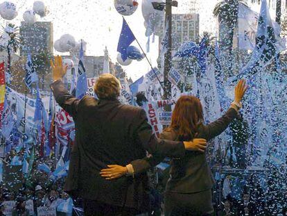Néstor Kirchner y Cristina Fernández saludan a sus partidarios al término de una marcha progubernamental en Buenos Aires en junio pasado.