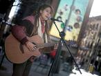 Dvd 1031 12.12.20. Greta, cantante y música callejera, toca en la Plaza de Callao. foto: Santi Burgos