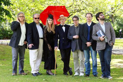 Jordi Soler, Enrique Vila-Matas, Maura Walsh, un dublinés caracterizado de Joyce, Eduardo Lago, Antonio Soler y Malcolm Otero.