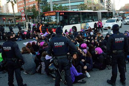 Mossos d'Esquadra desalojan a un grupo de mujeres que cortan la Gran Via de Barcelona, donde los manifestantes convocados a primera hora de la mañana han complicado la circulación por la capital catalana y en los accesos a la ciudad.
