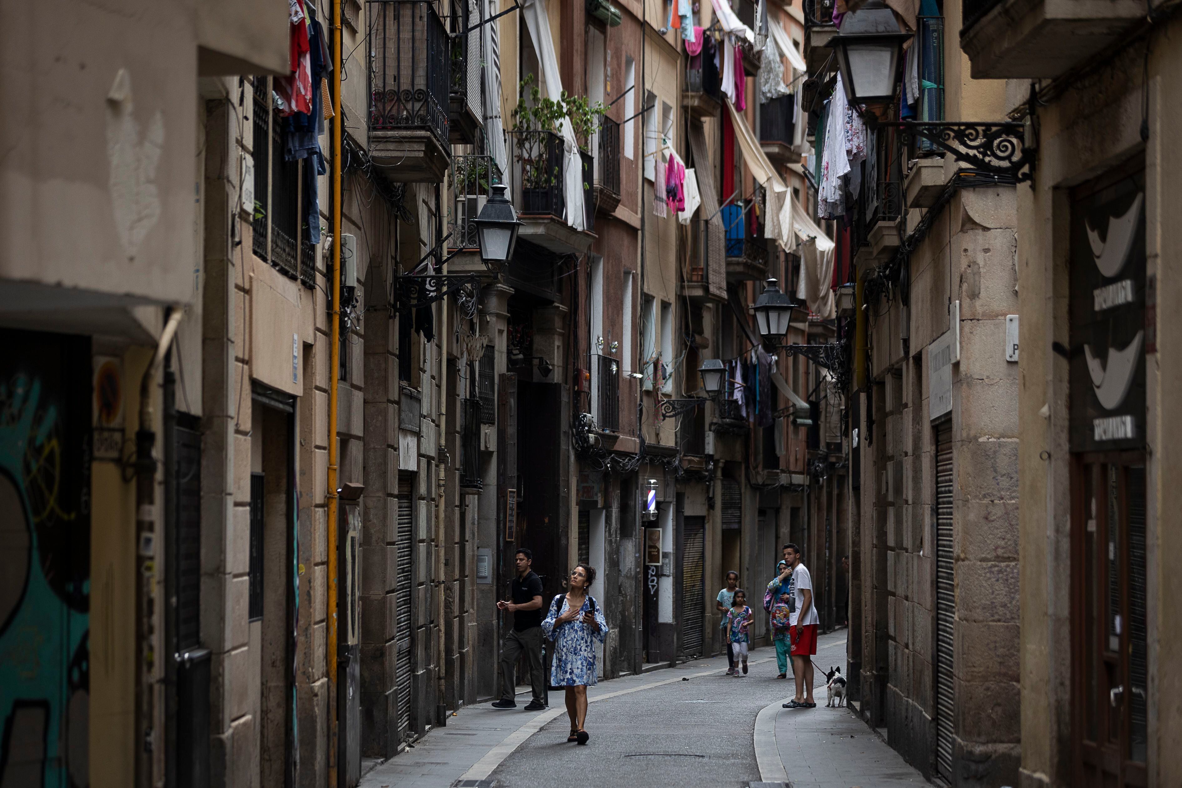 El barrio del Raval de Barcelona, que concentra población vulnerable y parque privado de viviendas de alquiler, este verano.
