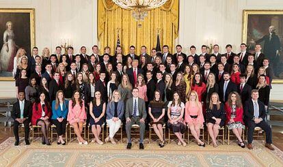 Donald Trump posa junto a los becarios de la Casa Blanca.