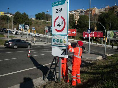 Instal·lació de senyals indicadors de la zona de baixes emissions a la sortida de la Ronda de Dalt, a l'Hospitalet de Llobregat.