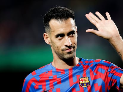 Sergio Busquets saluda al público durante un partido del Barça en el Camp Nou.