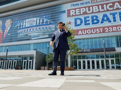 El presentador de Fox News Bret Baier, uno de los moderadores, grabando un vídeo para las redes sociales, este martes, en Milwaukee, en el exterior del recinto donde se celebrará el debate.