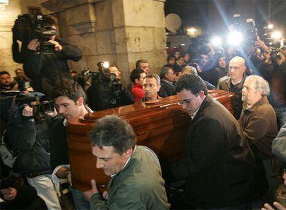 El féretro con el cuerpo de Isaías Carrasco, anoche, a su llegada a la capilla ardiente montada en el Ayuntamiento de Mondragón.