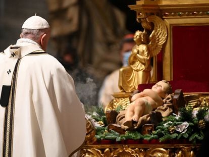 El Papa Francisco celebra la misa navideña en el Vaticano, este jueves.