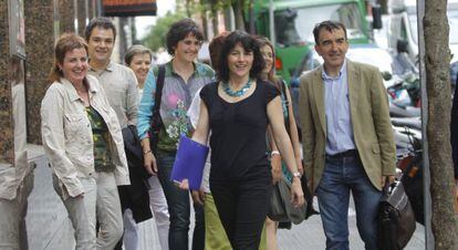 A la izquierda, y en primer término, Maider Etxebarria e Íñigo Iruin, los dos miembros de Sortu que han ofrecido la rueda de prensa.