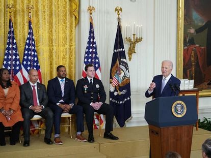 El presidente de Estados Unidos, Joe Biden, interviene en la Casa Blanca en un acto en el segundo aniversario del asalto al Capitolio.