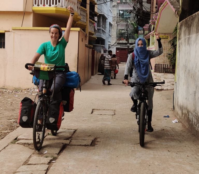 Yesenia, con camiseta verde, es una enfermera canaria varada en India.
