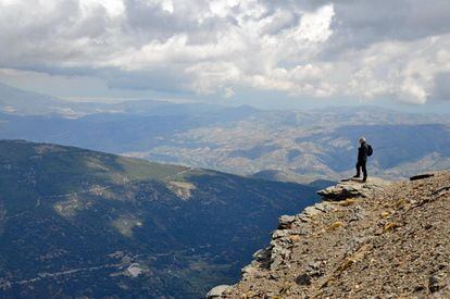 Un montañero se asoma a una espectacular panorámica cerca del pico de Mulhacén (3.479 metros), en Sierra Nevada (Granada).