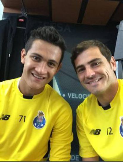 El mexicano con Casillas durante un entrenamiento en el Oporto.
