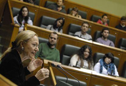 La excomisaria europea Benita Ferrero-Waldner se dirige a los jóvenes en el Parlamento vasco.