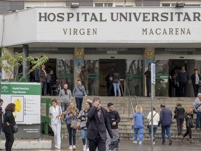 Entrada del Hospital Universitario Virgen Macarena de Sevilla, este martes.