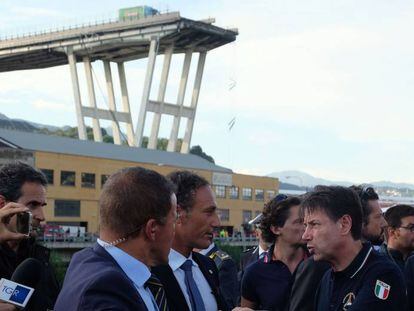 El primer ministro italiano, Giuseppe Conte, visita el lugar del colapso del puente Morandi en G&eacute;nova. 
