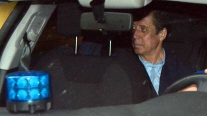 El exministro del PP, Eduardo Zaplana, sale de la oficina de Telefónica.