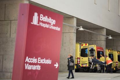 Acceso al servicio de urgencias del Hospital de Bellvitge, de Barcelona.