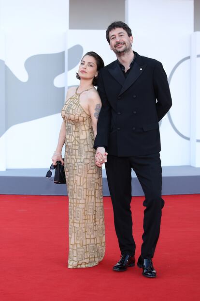 El director argentino Santiago Mitre junto a su pareja Dolores Fonzi.
