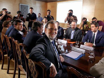 Mariano Rajoy y Albert Rivera durante la reunion para alcanzar el acuerdo entre el Grupo Popular y Ciudadanos en el Congreso de los Diputados.