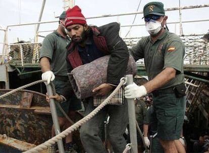 Miembros de la Guardia Civil desembarcan en Nuadibú (Mauritania) a los 'sin papeles' del barco 'Marine I'.