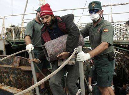 Miembros de la Guardia Civil desembarcan en Nuadibú (Mauritania) a los &#39;sin papeles&#39; del barco &#39;Marine I&#39;.