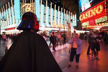 Los hoteles y casinos más antiguos los encontraremos en el Downtown de Las Vegas, el antiguo centro de la ciudad. Ambiente retro, bebidas más baratas y apuestas más bajas en los casinos. La principal atracción es la animada Fremont Street Experience (en la foto), zona peatonal y a cubierto que abarca cinco manzanas y acoge un marchoso espectáculo de luces todas las noches e incluso con una tirolina. Aunque el tramo entre el centro y The Strip está algo descuidado y Fremont St, al este del centro, es una zona más dura, las principales zonas turísticas son seguras.