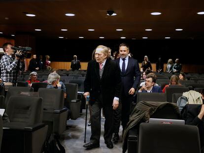 El candidato de la moción de censura, Ramón Tamames, con bastón, y el líder de Vox, Santiago Abascal, a su llegada a la rueda de prensa celebrada el jueves en el Congreso.