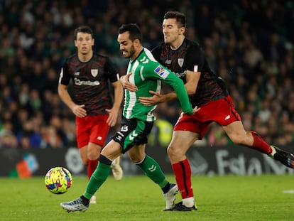 Vivian agarra a Juanmi en una acción en la que el defensa del Athletic vio la tarjeta amarilla.