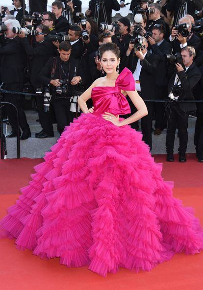 La actriz tailandesa Araya Hargate volvió a brillar sobre la alfombra roja de Cannes con este glamurosos vestido rosa.