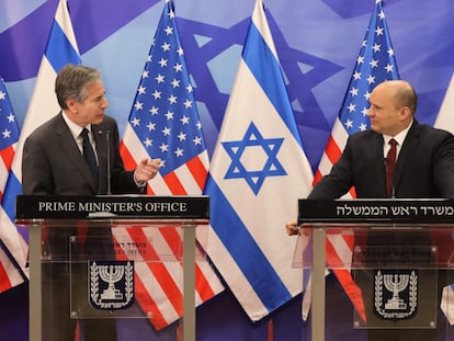 El primer ministro de Israel, Naftali Bennett (derecha) y el secretario de Estado de EE UU, Antony Blinken, este domingo en Jerusalén.