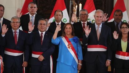 Dina Boluarte posa con Gustavo Adrianzén y otros ministros, el pasado 6 de marzo en Lima.