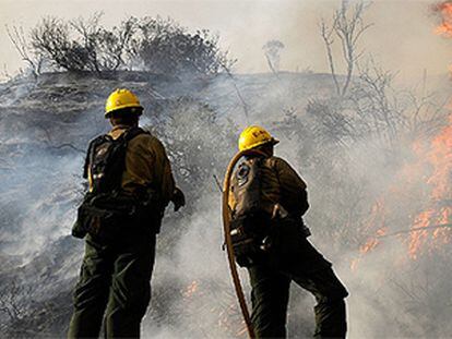 Dos bomberos luchan contra el fuego cerca de Los Ángeles