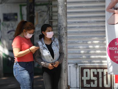 Dos mujeres se protegen del coronavirus con mascarillas, este sábado en Ciudad de México.