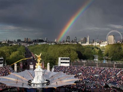 Un arcoiris sobre el London Eye acompaña a los más de 500.000 asistentes al concierto.