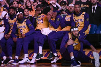 LeBron James, con el 24, junto a sus compañeros, durante la ceremonia