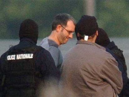 Policías franceses trasladan a Mikel Antza en el aeropuerto de Biarritz el 5 de octubre de 2004.