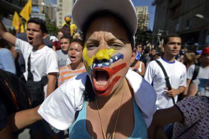 Estudiantes se manifiestan en las calles contra Nicol&aacute;s Maduro